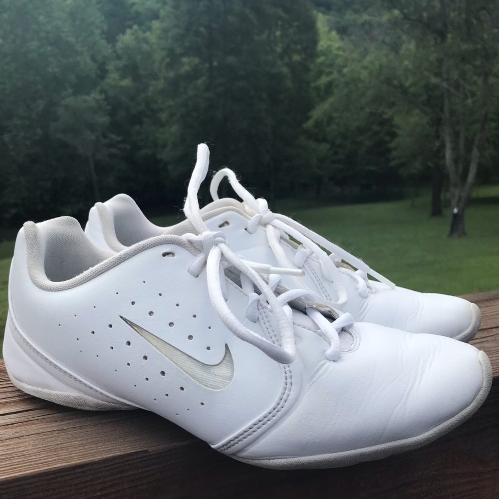 (Used) Nike lii sideline cheer shoes